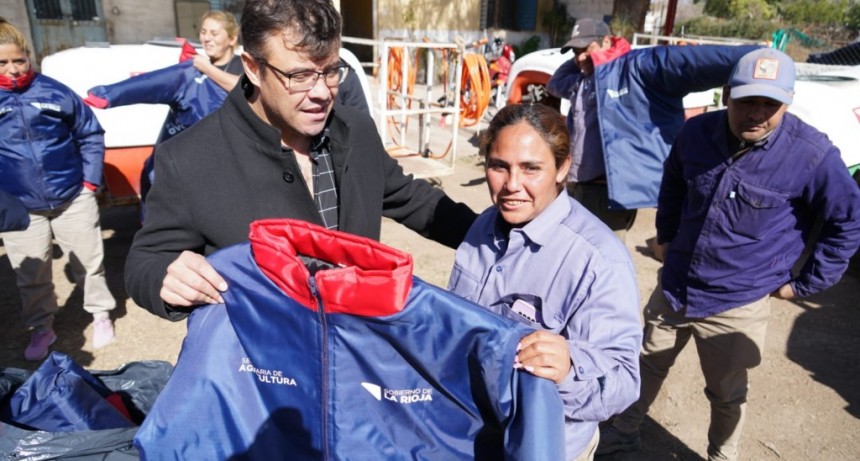 Entregan indumentaria a trabajadores de Agricultura