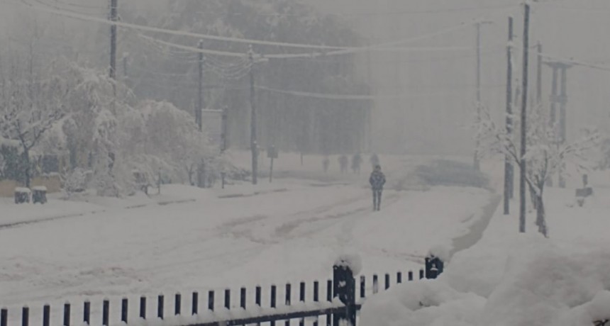Temporal de nieve en Chubut: varados, evacuados, derrumbes y cortes de luz