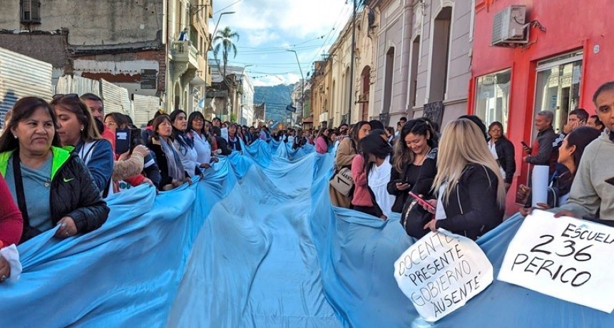 Los docentes jujeños decidieron continuar con el paro por tiempo indeterminado