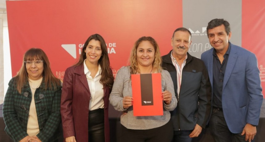  Trabajadores del Ministerio de Educación recibieron decretos de pase a planta
