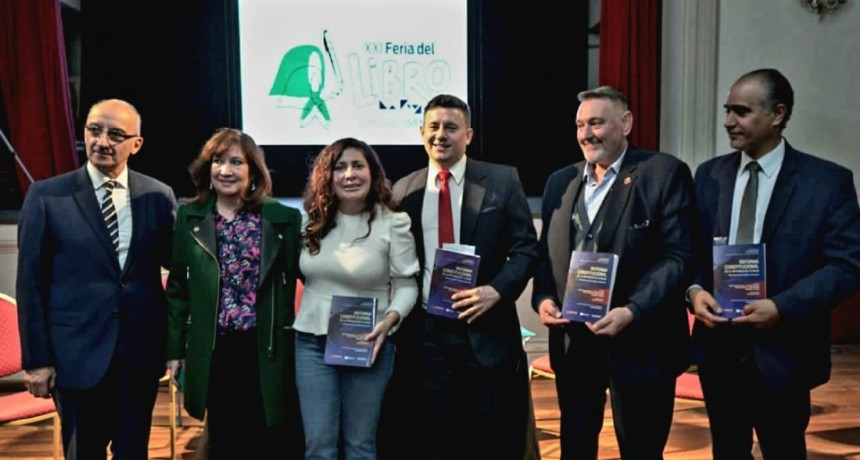 El Paseo Cultural fue el escenario para la presentación del libro Reforma Constitucional de la provincia de La Rioja