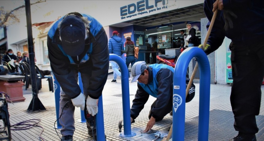 Colocan dispositivos para seguridad de bicicletas en el centro de la ciudad