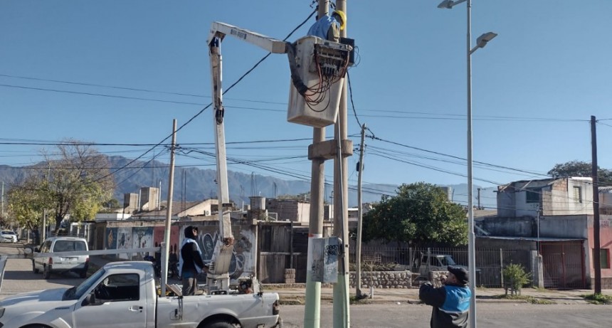 Reponen luminarias en las avenidas Julio Cesar Corzo y Roque A. Luna