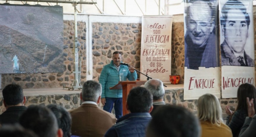  Quintela descubrió la piedra basal de la obra “Parque Temático y Turístico Memoria y Martirio” en Punta de los Llanos