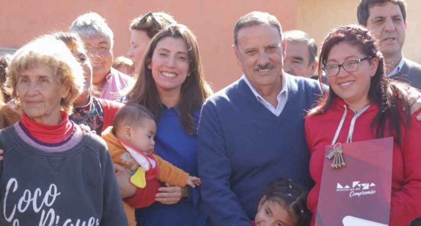 Quintela entregó viviendas a 15 familias de Arauco