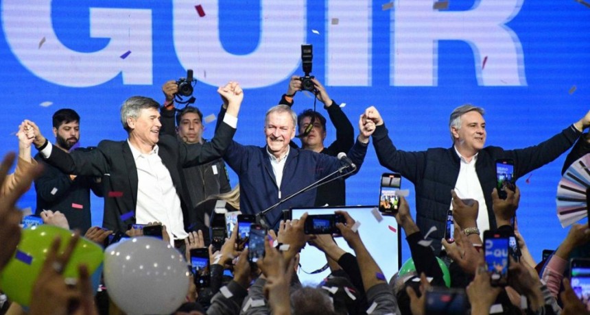 Llaryora cargó contra los 