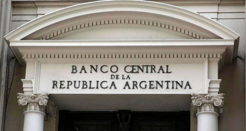 Dura respuesta al gobierno: el dolar blue está incontrolable y pasó la barrera de los 1400 pesos