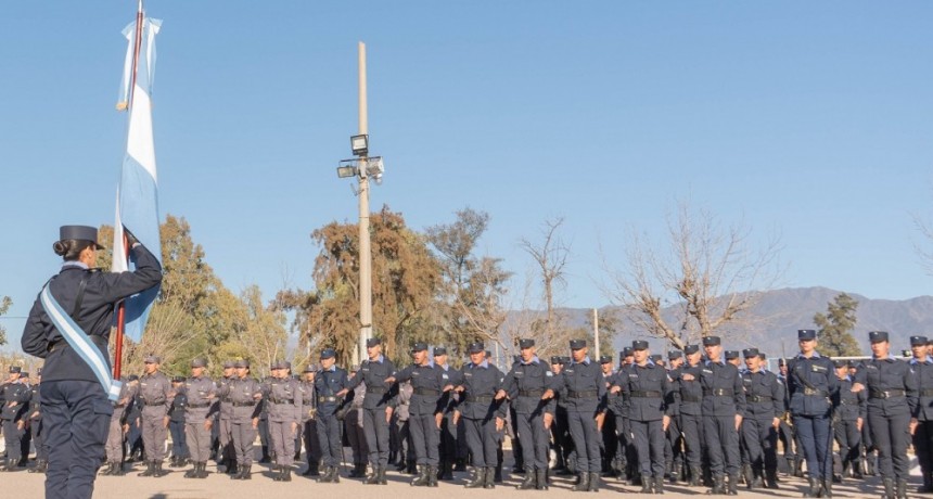 Más de 300 cadetes del ISFISP juraron fidelidad a la bandera nacional