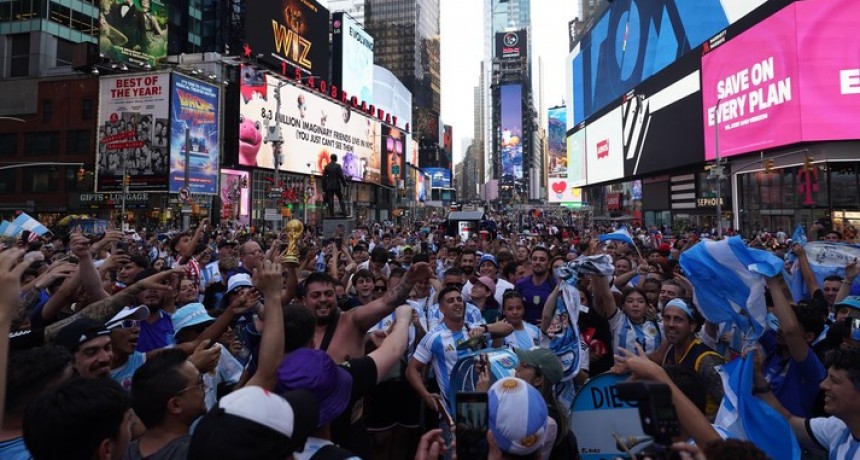  En Times Square los hinchas argentinos se reunieron para apoyar a la Selección