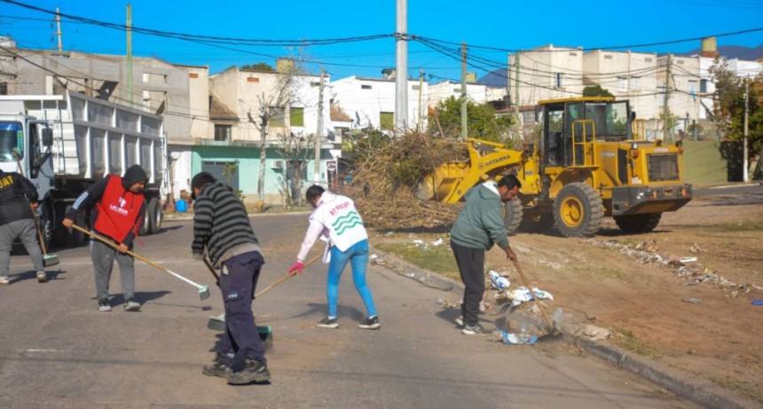 El Municipio erradicó microbasurales en B° Alta Rioja