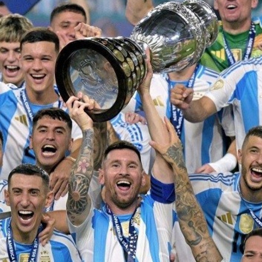 La Selección argentina llegó al país tras ganar la Copa América y fue recibido por miles de hinchas en Ezeiza