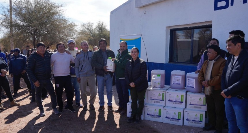 Quintela visitó Bañado de los Pantanos, se reunió con productores comineros y entregó un vital elemento para la producción
