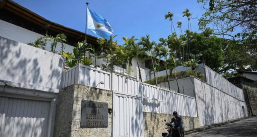 Denuncian intento de tomar la Embajada de Argentina en Venezuela