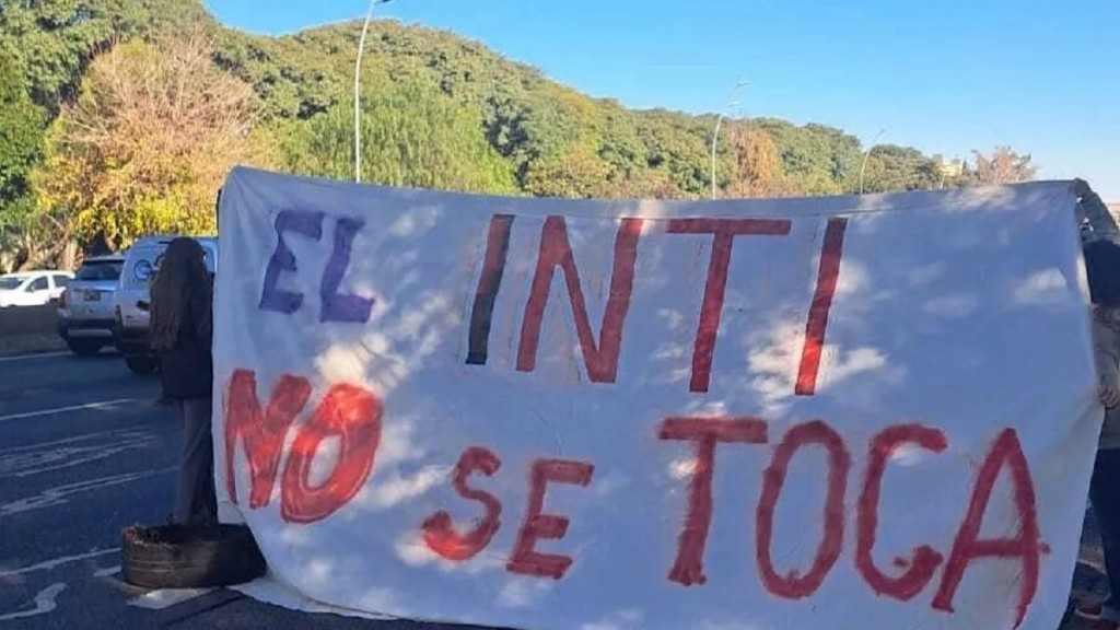 Abrazo al INTI para rechazar el ajuste anunciado por el Gobierno