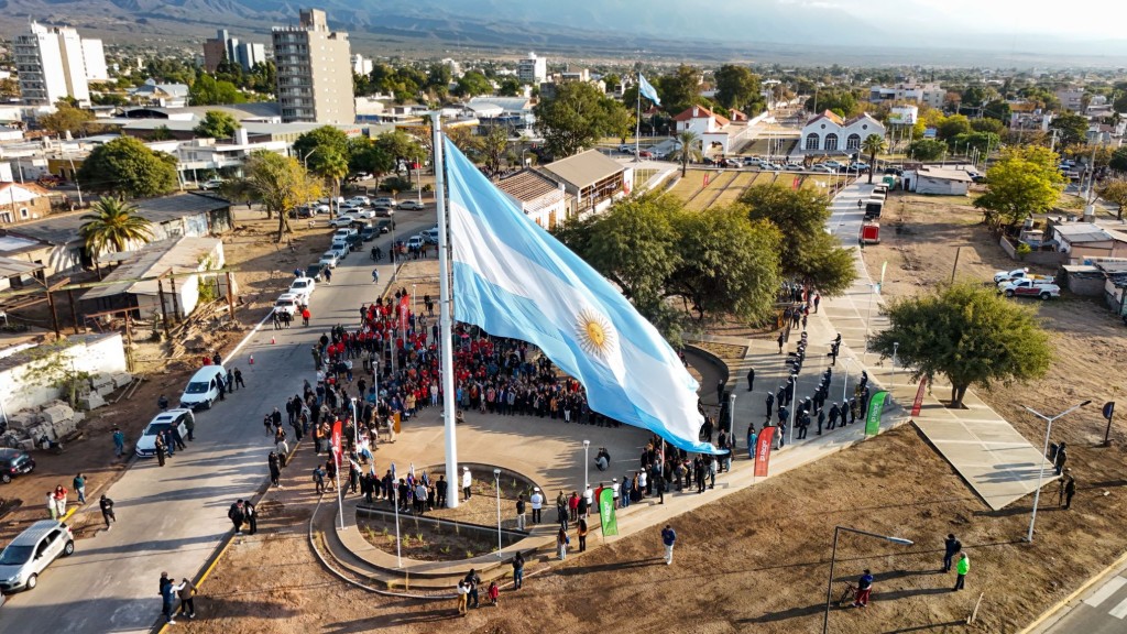 Municipio capitalino hizo flamear la bandera más grande de La Rioja