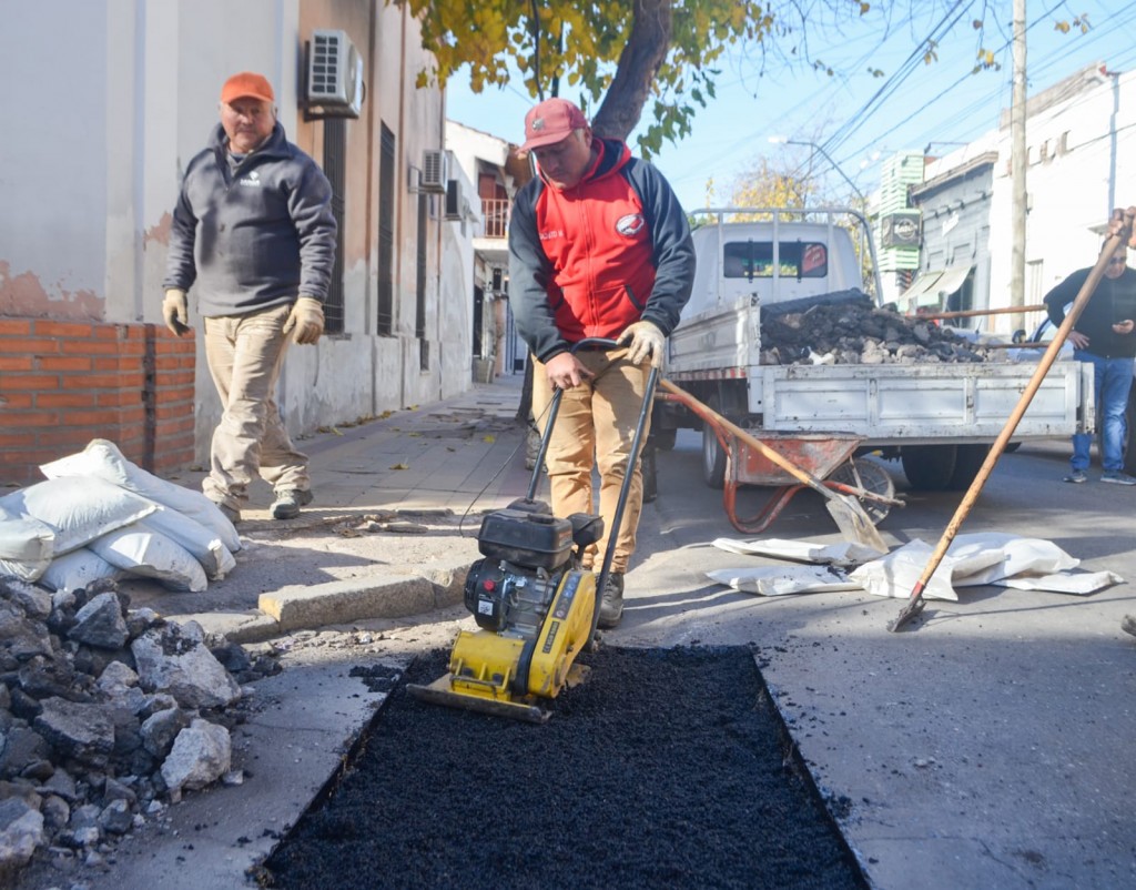 Tareas de bacheo en el centro capitalino