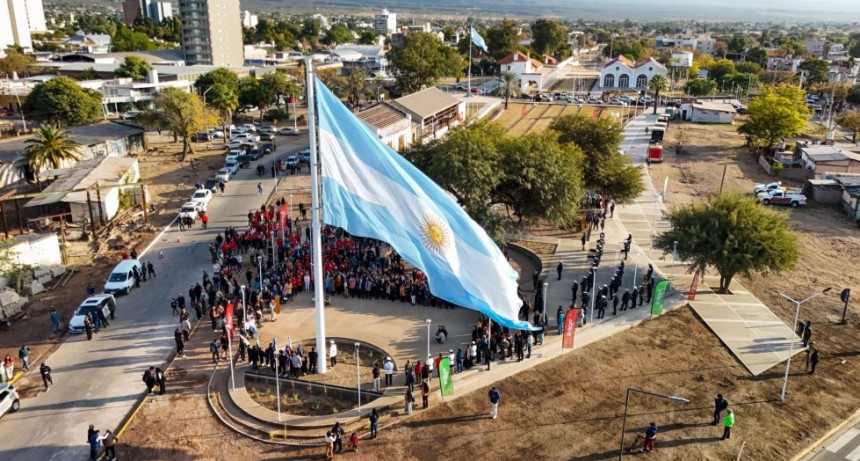 Municipio capitalino hizo flamear la bandera más grande de La Rioja