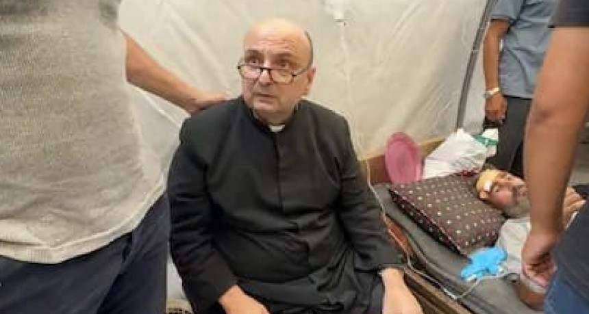 Israel bombardeó la única iglesia católica en Gaza e hirió al cura argentino Gabriel Romanelli