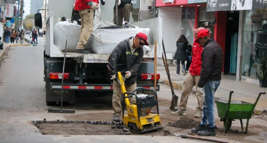 Municipio recupera la carpeta asfáltica en varios sectores de la ciudad
