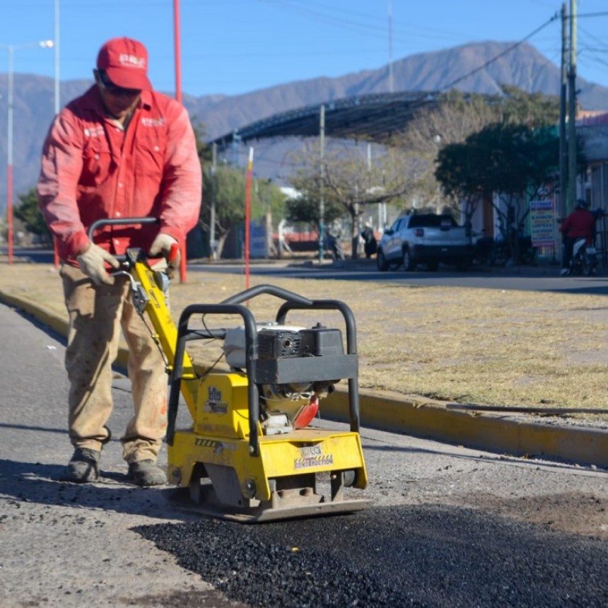 Avanzan las tareas de bacheo en transitadas avenidas de la Capital