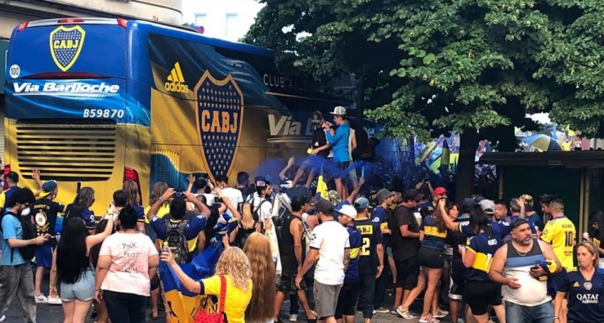 Hinchas de Boca realizaron un banderazo para exigir la renuncia de Riquelme