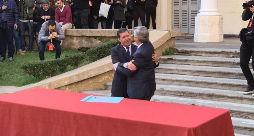 Rosario: Alberto Fernández firmó acta con el gobernador Casas