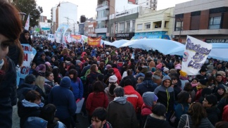 Chubut promete pagar los sueldos de julio, pero siguen los cortes de ruta