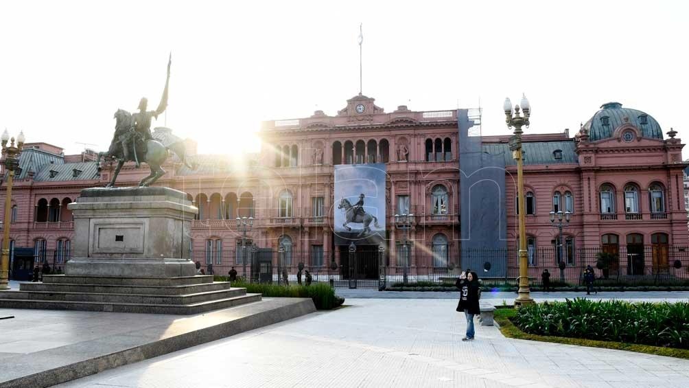 Una gigantografía del general San Martín decora la fachada de la Casa Rosada