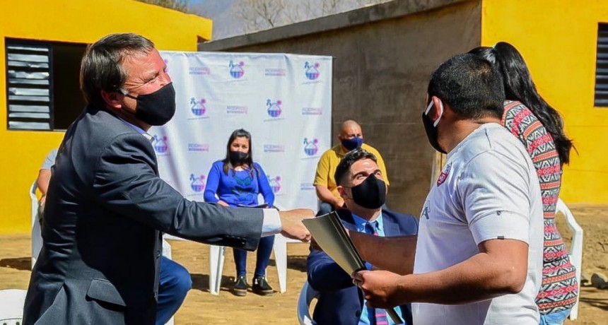 Quintela entregó viviendas en el aniversario de Sañogasta