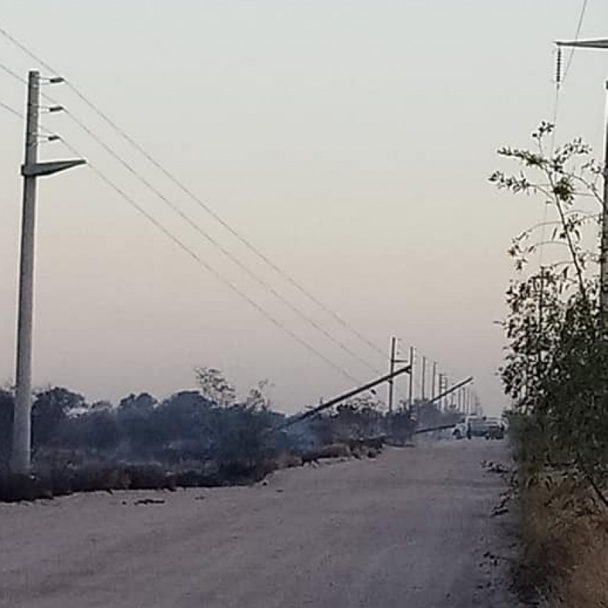 Quema de pastizales y postes del tendido eléctrico provocó corte de energía en la zona sur