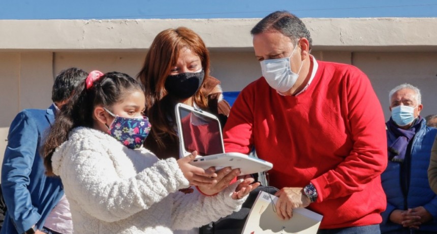  Quintela visitó al Dpto General Lamadrid y anunció la construcción de 40 viviendas 