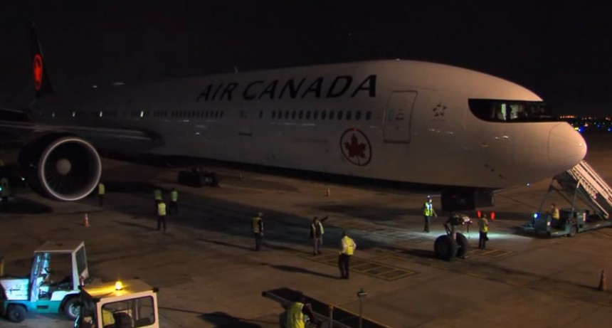 Llegaron más de 1,6 millón de dosis de la vacuna AstraZeneca en un vuelo de Air Canadá