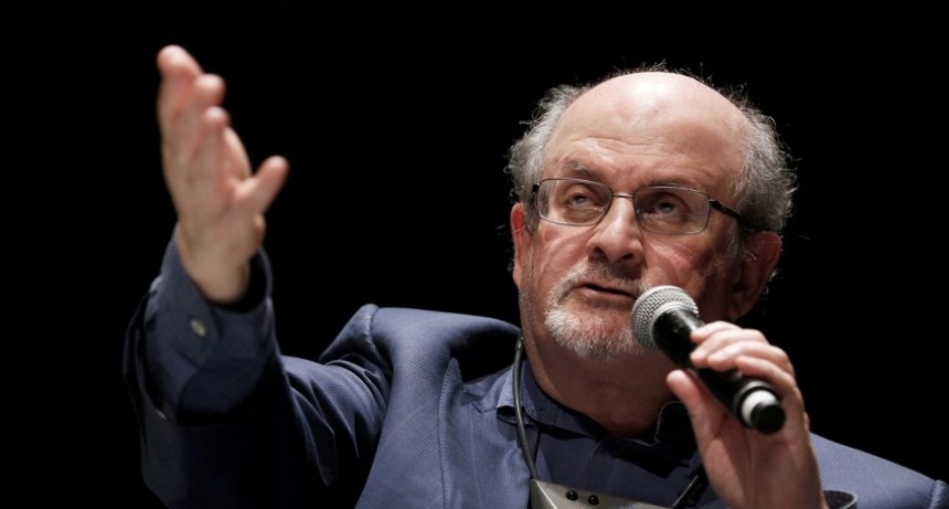 Apuñalaron al escritor Salman Rushdie durante una lectura pública en Nueva York