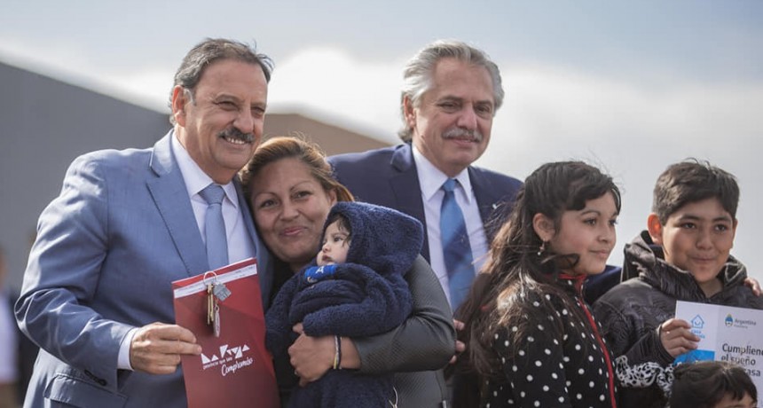 Quintela y Fernández entregaron viviendas de tres dormitorios a 78 familias en Chilecito