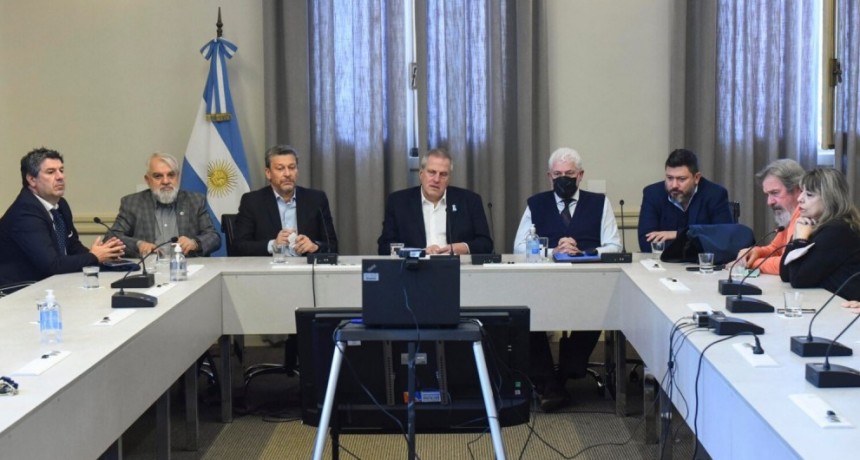 Docentes universatarios firman aumento salarial del 21% con revisión en octubre