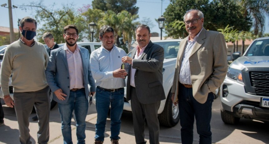 El Gobernador entregó camionetas para que la empresa estatal EDELaR brinde un mejor servicio 