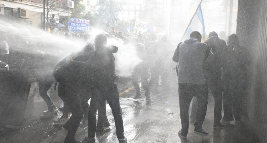 La Policía de la Ciudad de Bs As  reprimió a manifestantes frente al domicilio de la Vicepresidenta