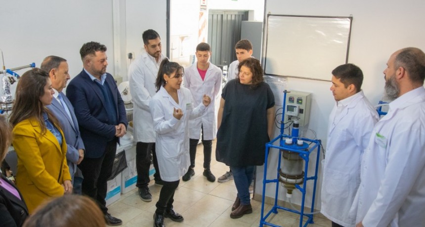 Quintela junto a  Vizzotti visitaron la producción del Aceite de Cannabis Medicinal 