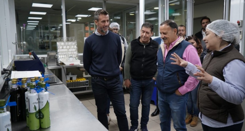 Quintela anunció un nuevo proyecto de Ley de Promoción Industrial para el interior en el recorrido por la empresa AIMURAI