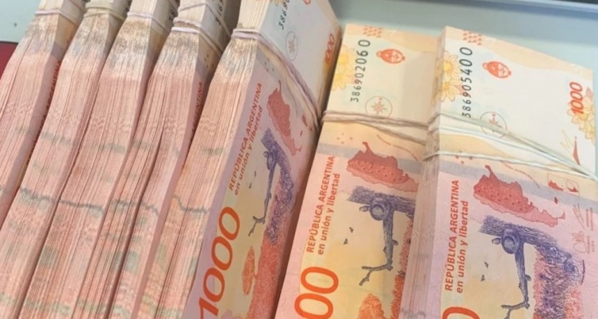 Córdoba: Ladrones debieron tirar mas de 2 millones de pesos que habían robado de un auto 