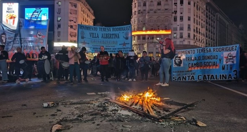 Una persona fallecida tras la represión de la Policía de la Ciudad en el Obelisco