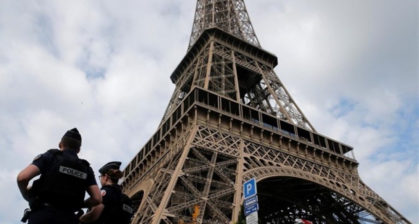 La Torre Eiffel fue evacuada tras una amenaza de bomba
