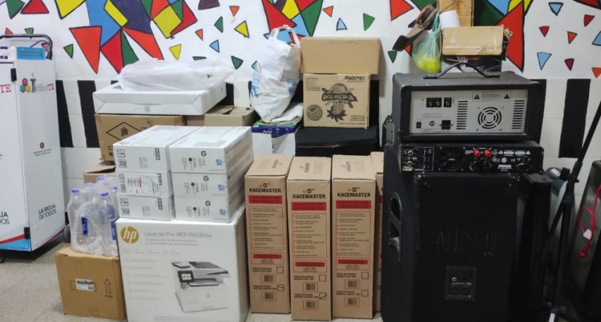 Se realizo la entrega de equipamiento para radios escolares de toda la provincia