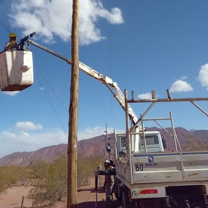 El viento Zonda causó destrozos en el sistema eléctrico del oeste provincial