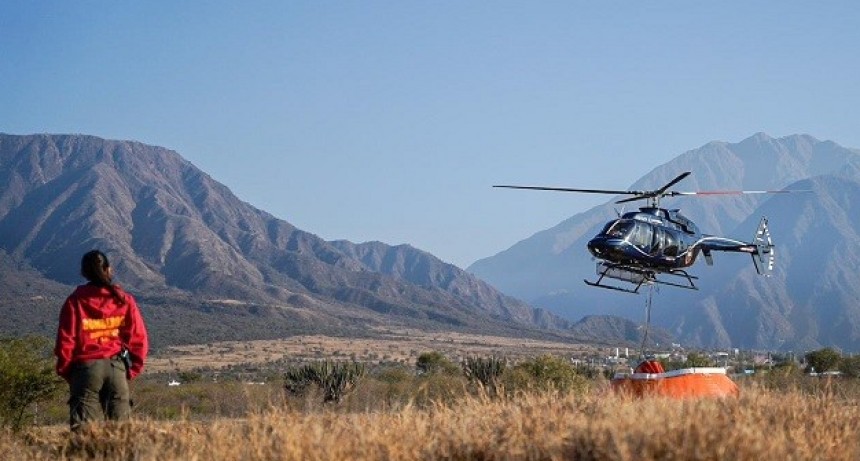  Se trabaja arduamente para contener el incendio en el Cerro del Velasco 