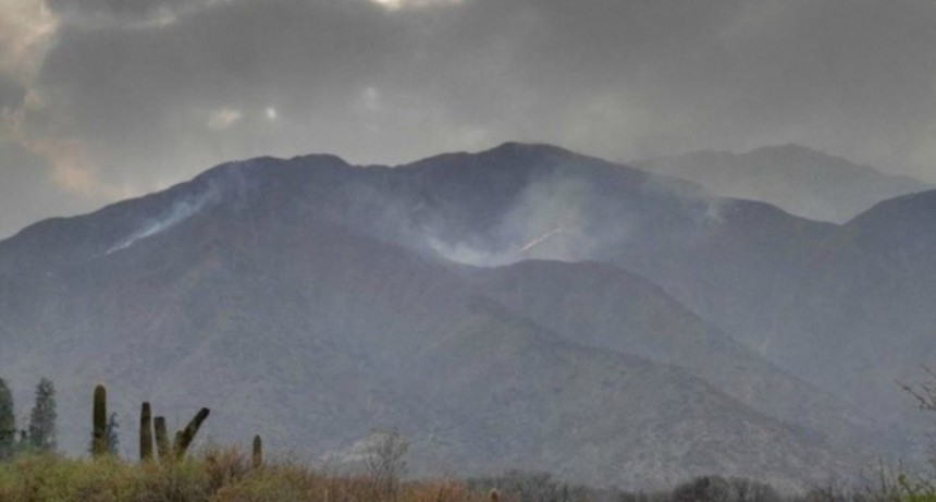 Aseguran que el incendio en el Cordón del Velasco se encuentra controlado en un 40%