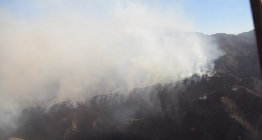 El fuego no da tregua en el cordón del Velasco e intensifican las acciones para combatirlo