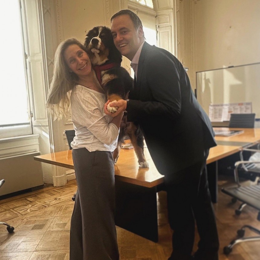  Adorni y Karina Milei presentaron a Thor, la nueva mascota de la Casa Rosada