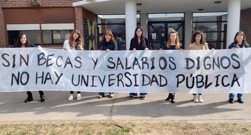 Masivo acatamiento al paro universitario