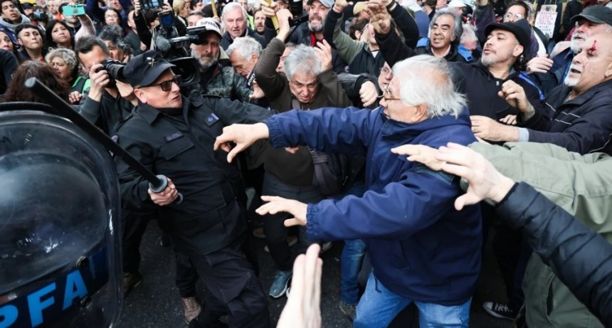 Dirigentes de la oposición criticaron la vergonzoza golpiza a jubilados en el Congreso